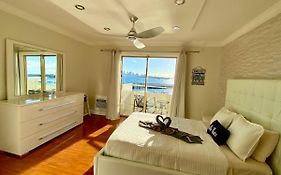 Deluxe Waterfront One Bedroom Apartment With Miami Skyline View, Free Parking 5 Mins Drive To Miami Beach